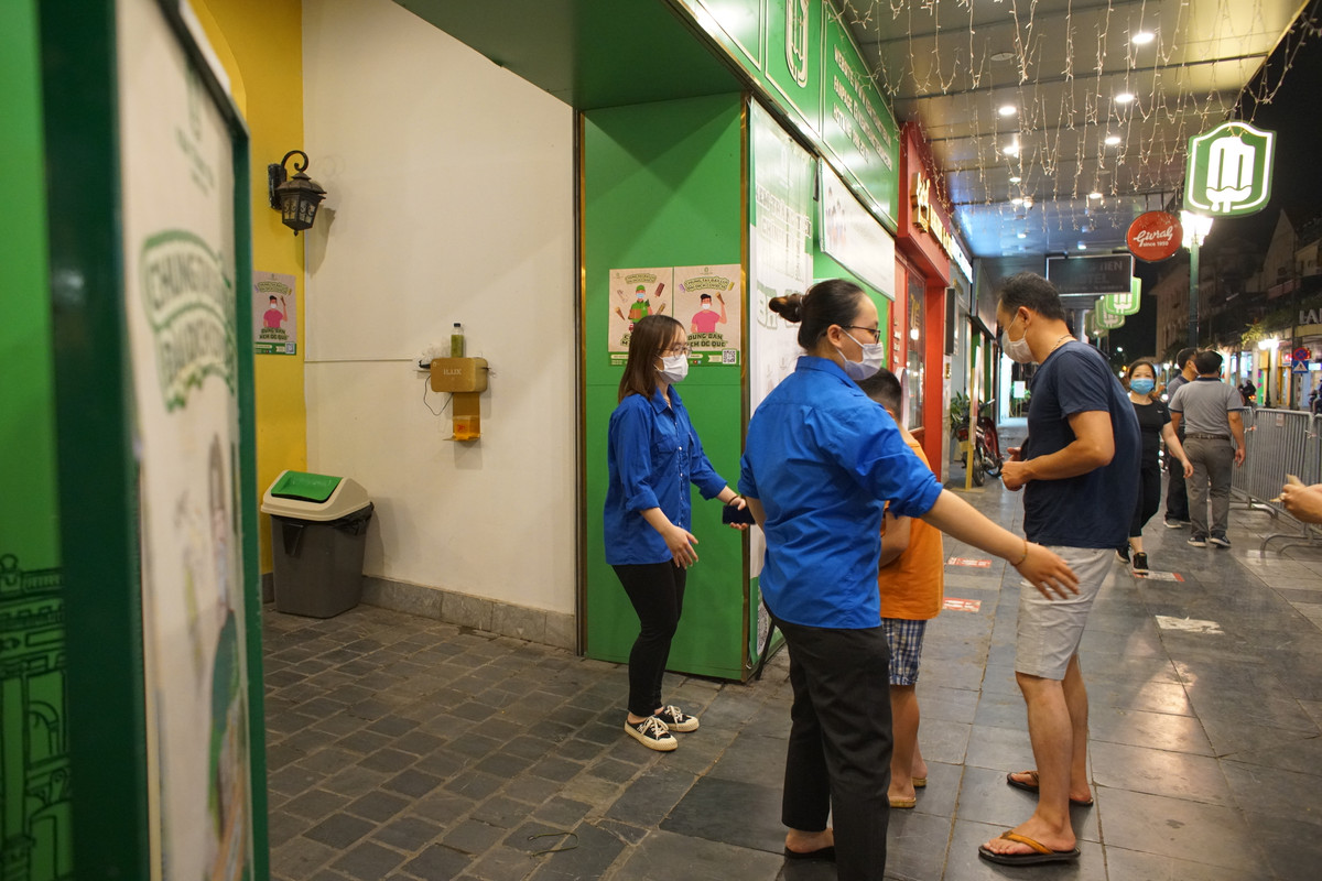 Để xử lý tình trạng tụ tập đông người, cửa hàng kem Tràng Tiền đã phối hợp với công an, đoàn thanh niên tổ chức đảm bảo an ninh trật tự, hướng dẫn người dân vào mua kem mang về.