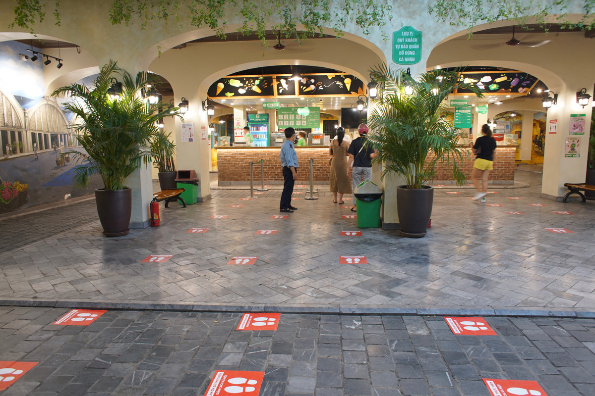 Đại diện cửa hàng kem Tràng Tiền cho biết, sau khi bị nhắc nhở và xử phạt về việc để khách tụ tập đông người, cửa hàng đã tổ chức cho 10 khách vào mua hàng 1 lần.