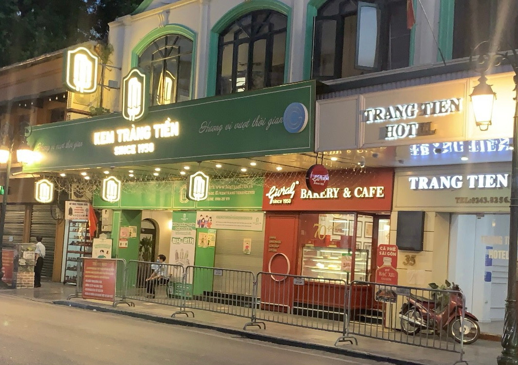 Tối 12/7, cửa hàng kem Tràng Tiền (quận Hoàn Kiếm, Hà Nội) đã bị lực lượng chức năng xử phạt 15 triệu đồng vì mở quá 21 giờ và để khách tụ tập đông người.