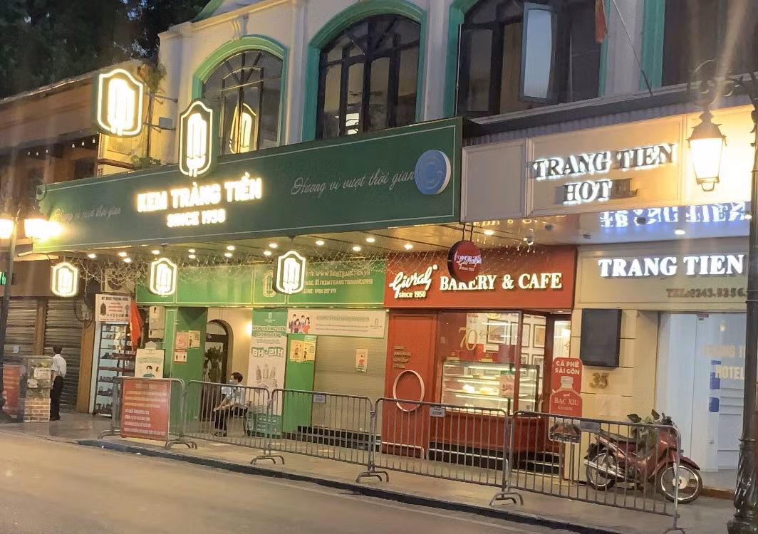 Tối 12/7, cửa hàng kem Tràng Tiền (quận Hoàn Kiếm, Hà Nội) đã bị lực lượng chức năng xử phạt 15 triệu đồng vì mở quá 21 giờ và để khách tụ tập đông người.