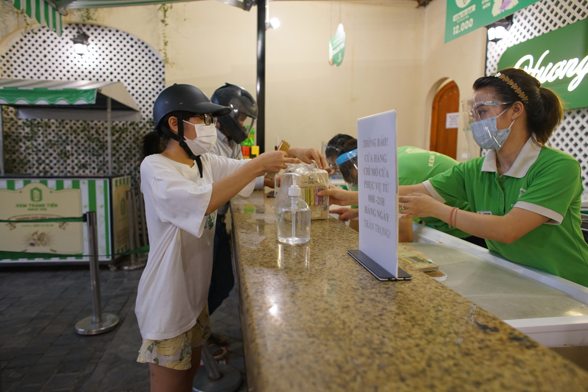 Nhân viên bán hàng chia sẻ thêm, do kem ốc quế và kem tươi phải ăn ngay tại chỗ nên dù không phục vụ ăn tại chỗ nhưng khách mua 2 loại kem đó sẽ ra ngay bên ngoài cửa hàng ăn, trở thành điểm tụ tập đông người.
