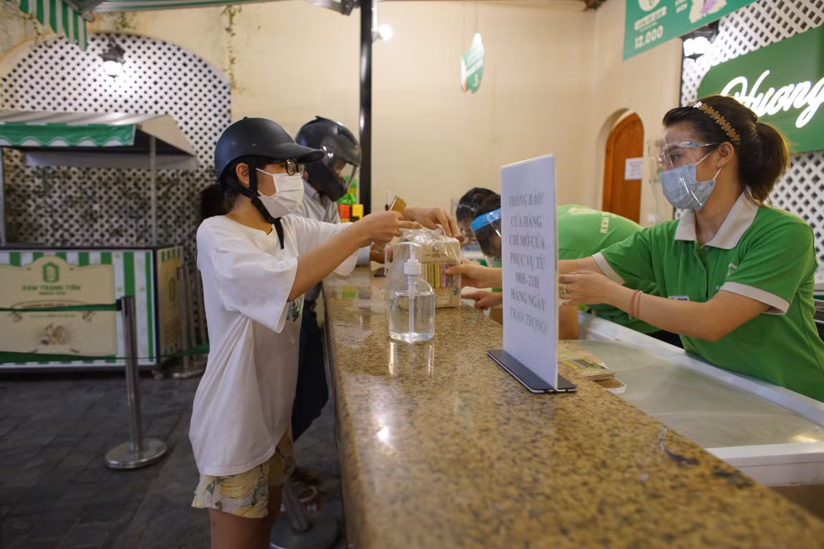 Nhân viên bán hàng chia sẻ thêm, do kem ốc quế và kem tươi phải ăn ngay tại chỗ nên dù không phục vụ ăn tại chỗ nhưng khách mua 2 loại kem đó sẽ ra ngay bên ngoài cửa hàng ăn, trở thành điểm tụ tập đông người.