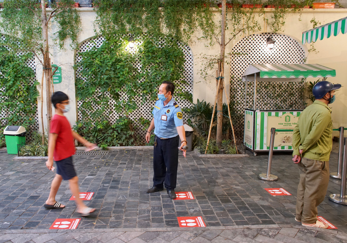 Khách vào mua phải xếp hàng theo vị trí được dán sẵn, đảm bảo đủ giãn cách và không tụ tập thành nhóm đông.