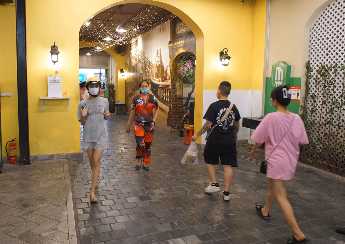 Nhân viên bảo vệ tại cửa hàng kem sẽ có trách nhiệm theo dõi khách mua hàng. Khi khách ở bên trong thanh toán xong sẽ gọi loa ra bên ngoài để cho nhóm khách tiếp theo vào.