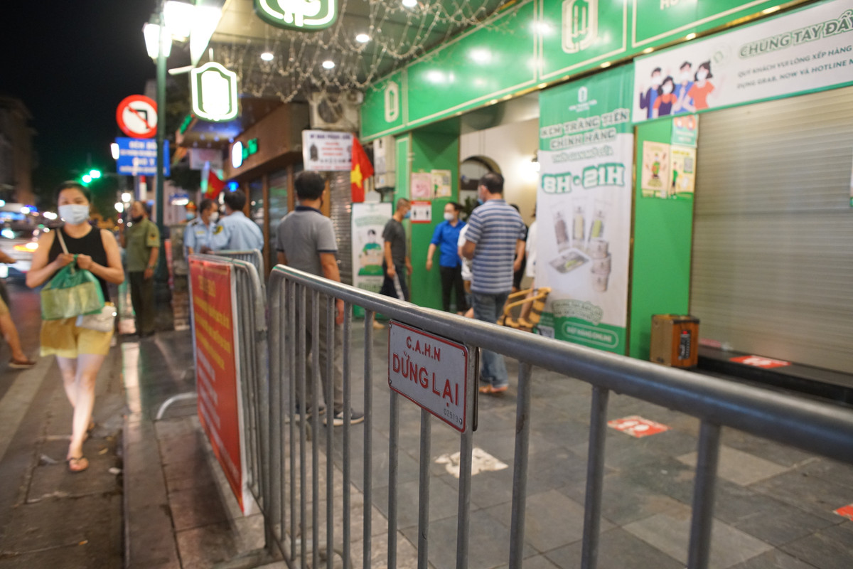 Phía bên ngoài cửa hàng, lực lượng công an thường xuyên làm nhiệm vụ nhắc nhở các phương tiện không được dừng đỗ dưới lòng đường. Mỗi xe chỉ được 1 người xuống xếp hàng vào mua kem.