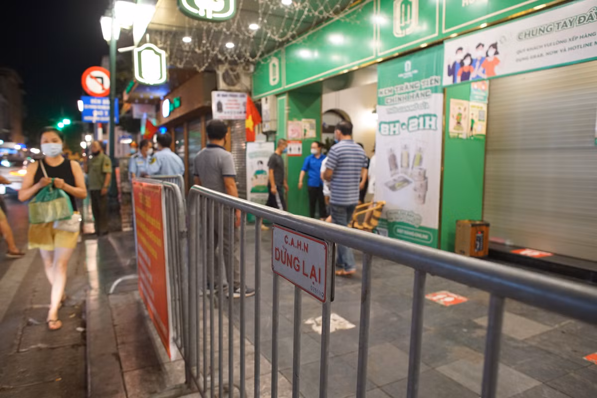 Phía bên ngoài cửa hàng, lực lượng công an thường xuyên làm nhiệm vụ nhắc nhở các phương tiện không được dừng đỗ dưới lòng đường. Mỗi xe chỉ được 1 người xuống xếp hàng vào mua kem.