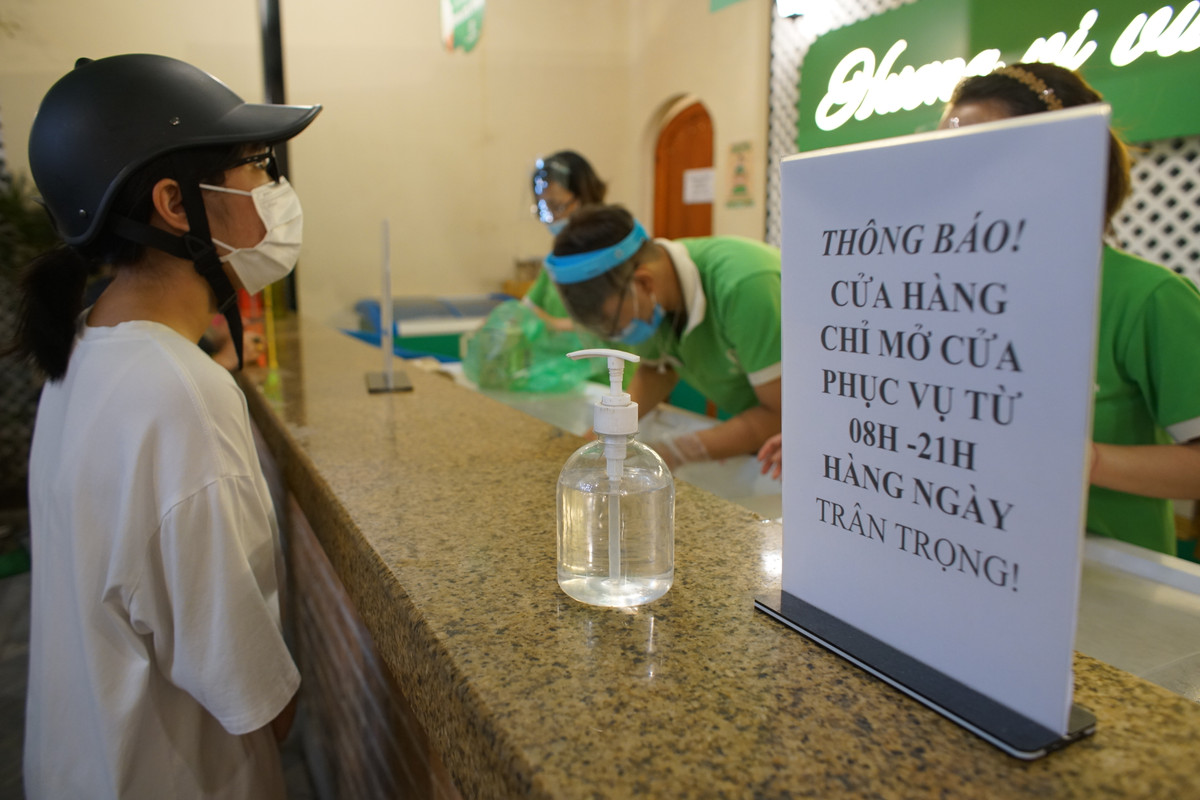 Theo ghi nhận của PV báo Tri thức và Cuộc sống, đến 20h45 ngày 13/7, cửa hàng kem Tràng Tiền đã phát loa thông báo dừng bán hàng trong ít phút nữa và sẽ đóng cửa đúng 21 giờ theo quy định của UBND TP Hà Nội.