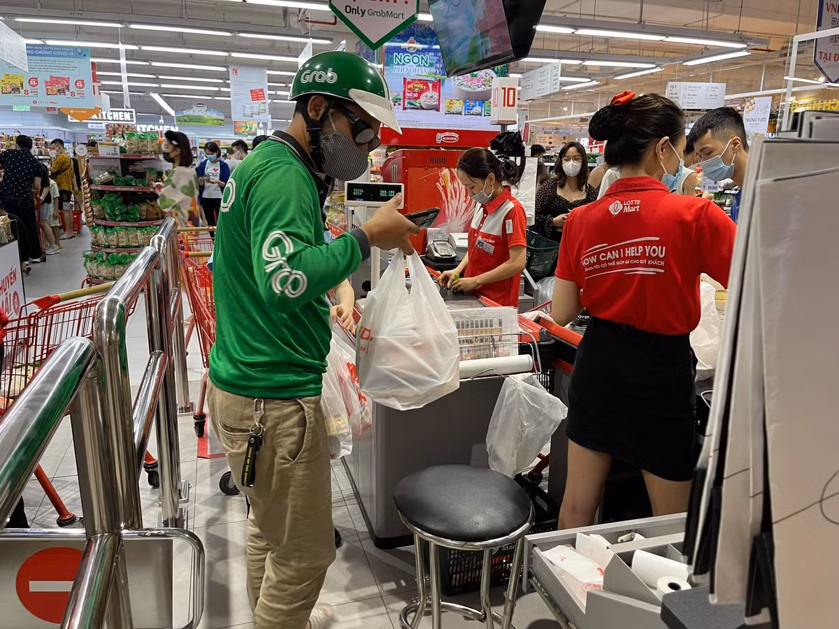 Nhân viên thu ngân vừa phải thnah toán cho khách vừa phải thanh toán dịch vụ mua hộ.