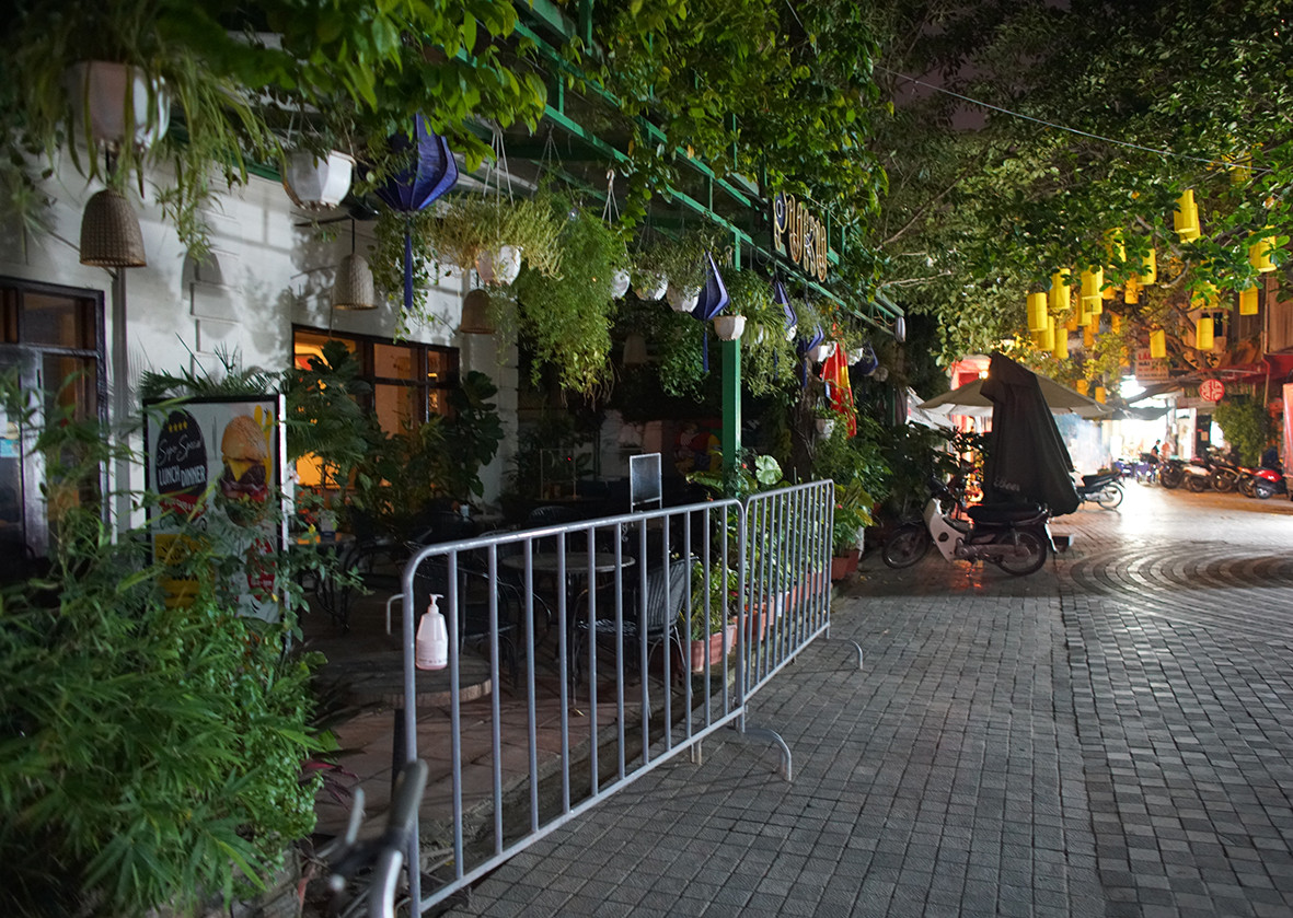 Ngày 12/7, UBND TP Hà Nội đã có văn bản yêu cầu tạm dừng quán ăn uống phục vụ tại chỗ, quán cắt tóc, gội đầu từ 0h ngày 13/7.