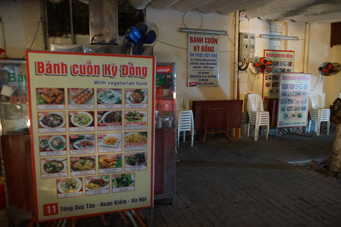 Hàng quán dọn dẹp bàn ghế, bắt đầu chỉ phục vụ bán mang về.