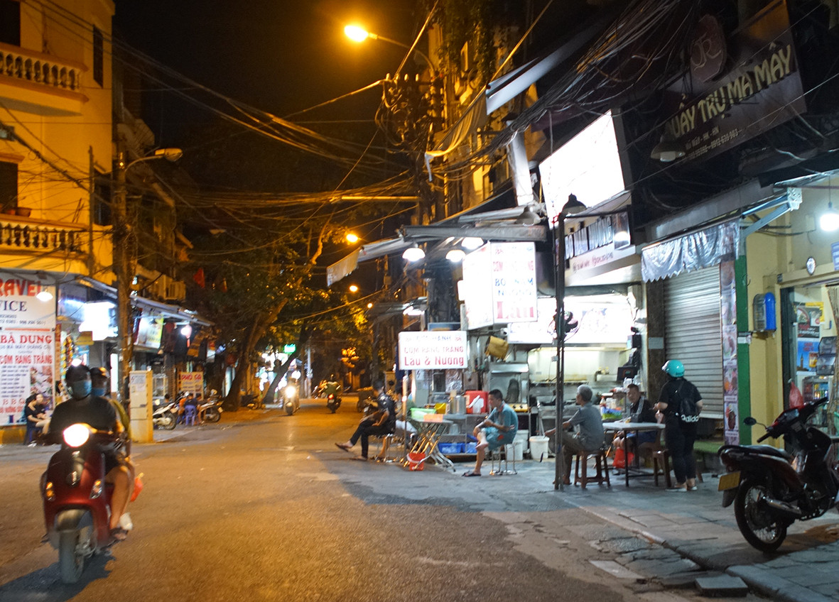 Theo ghi nhận của PV báo Tri thức và Cuộc sống, dọc các tuyến phố cổ như Hàng Chĩnh, Hàng Buồm, Đào Duy Từ… vẫn còn hàng quán vẫn mở cửa bán đồ ăn đêm.