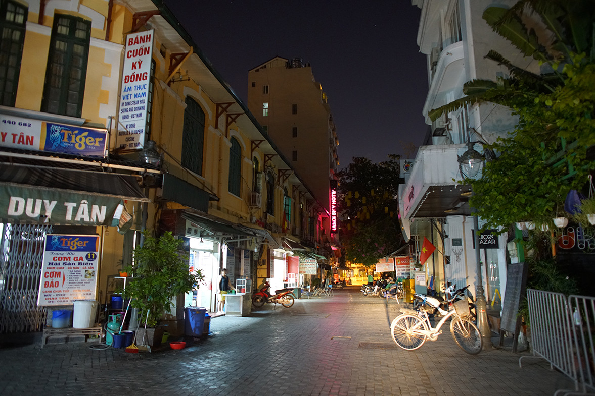 Trong ngày đầu tiên thực hiện công văn của UBND TP Hà Nội, các hàng quán ăn uống cơ bản thực hiện nghiêm. Các khu phố ẩm thực thường xuyên có lực lượng chức năng tuần tra nhắc nhở.