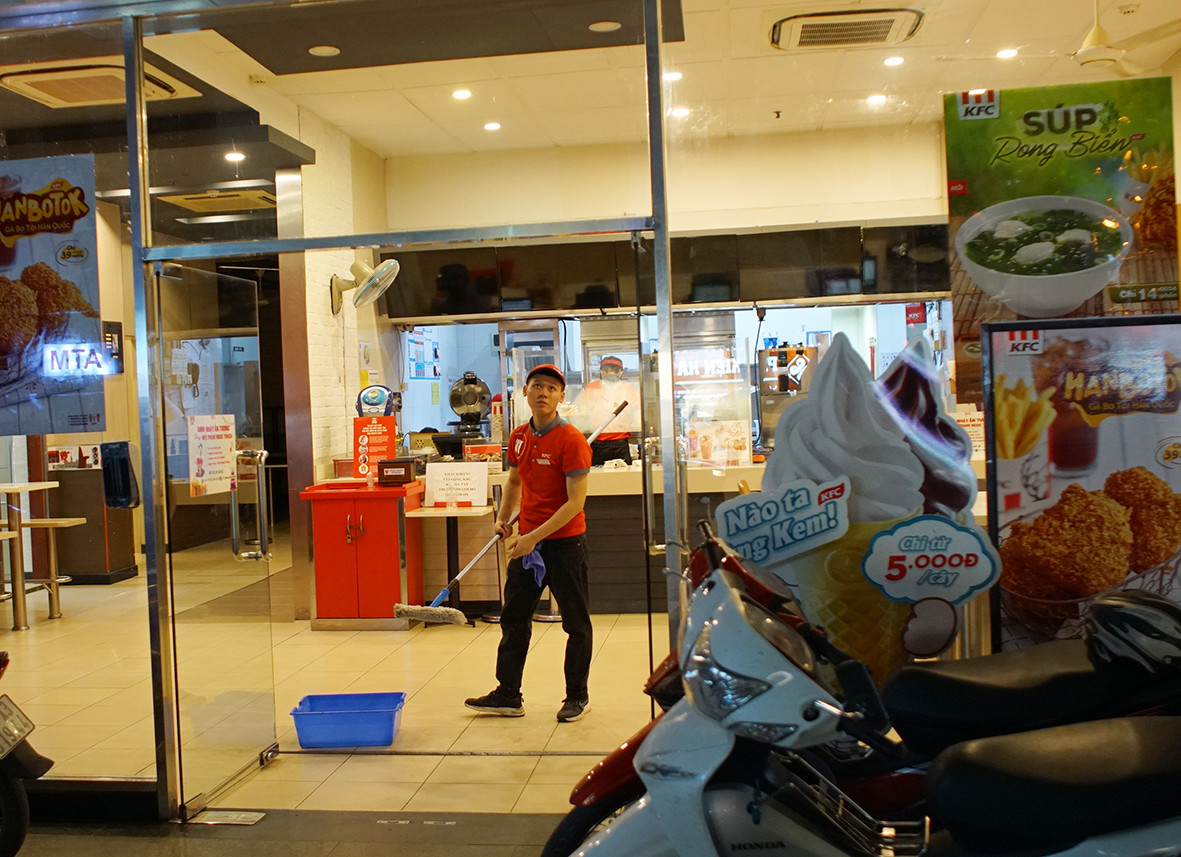 Do chỉ được bán mang về nên nhiều cửa hàng đã cho nhân viên dọn dẹp bàn ghế để không phục vụ khách tại chỗ.