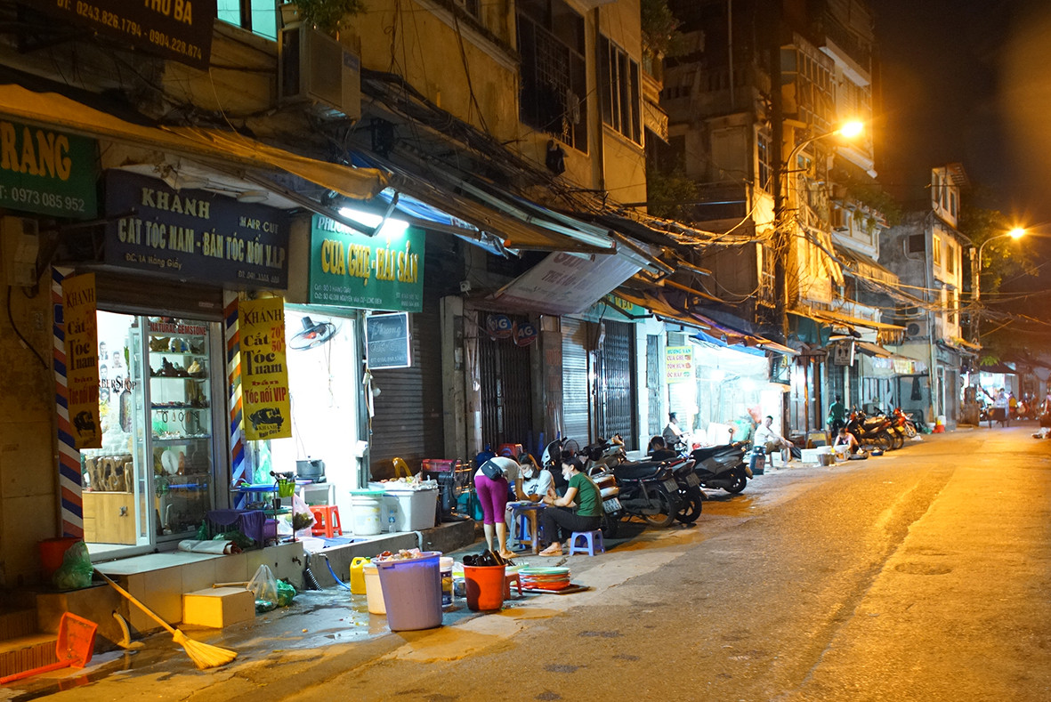 Mặc dù lực lượng chức năng liên tục đi nhắc nhở nhưng nhiều hàng quán vẫn cố tình mở cửa sau 21 giờ.