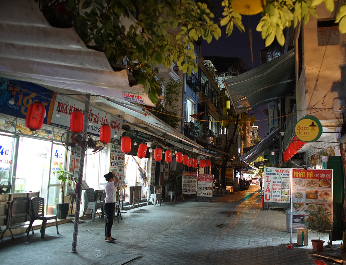 Phố Cấm Chỉ (Hoàn Kiếm, Hà Nội) không có bóng khách nào.