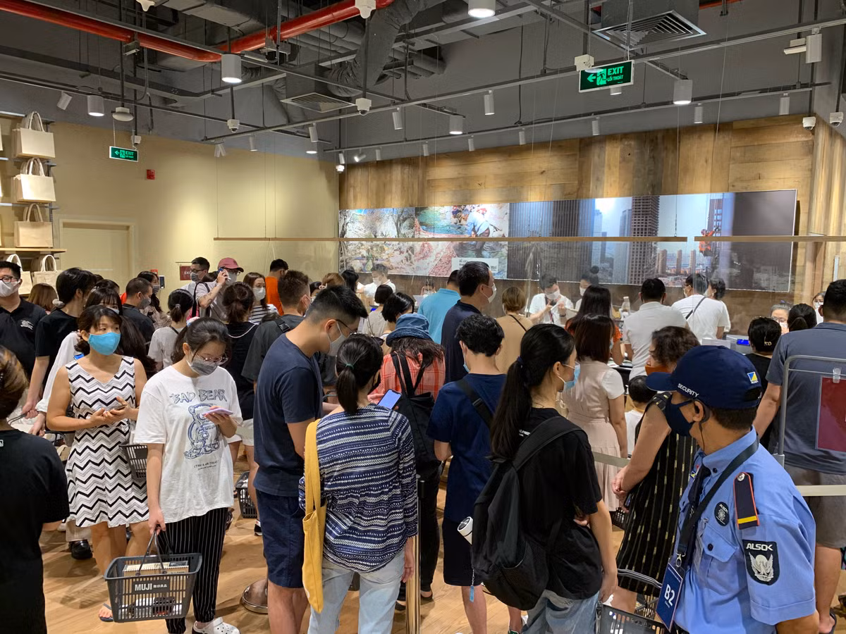 Cả 2 tầng của MUJI đều có khu vực thanh toán với hàng chục quầy nhưng lượng khách mua hàng quá đông nên nhân viên phải hướng dẫn xếp thành hàng dài chờ thanh toán.