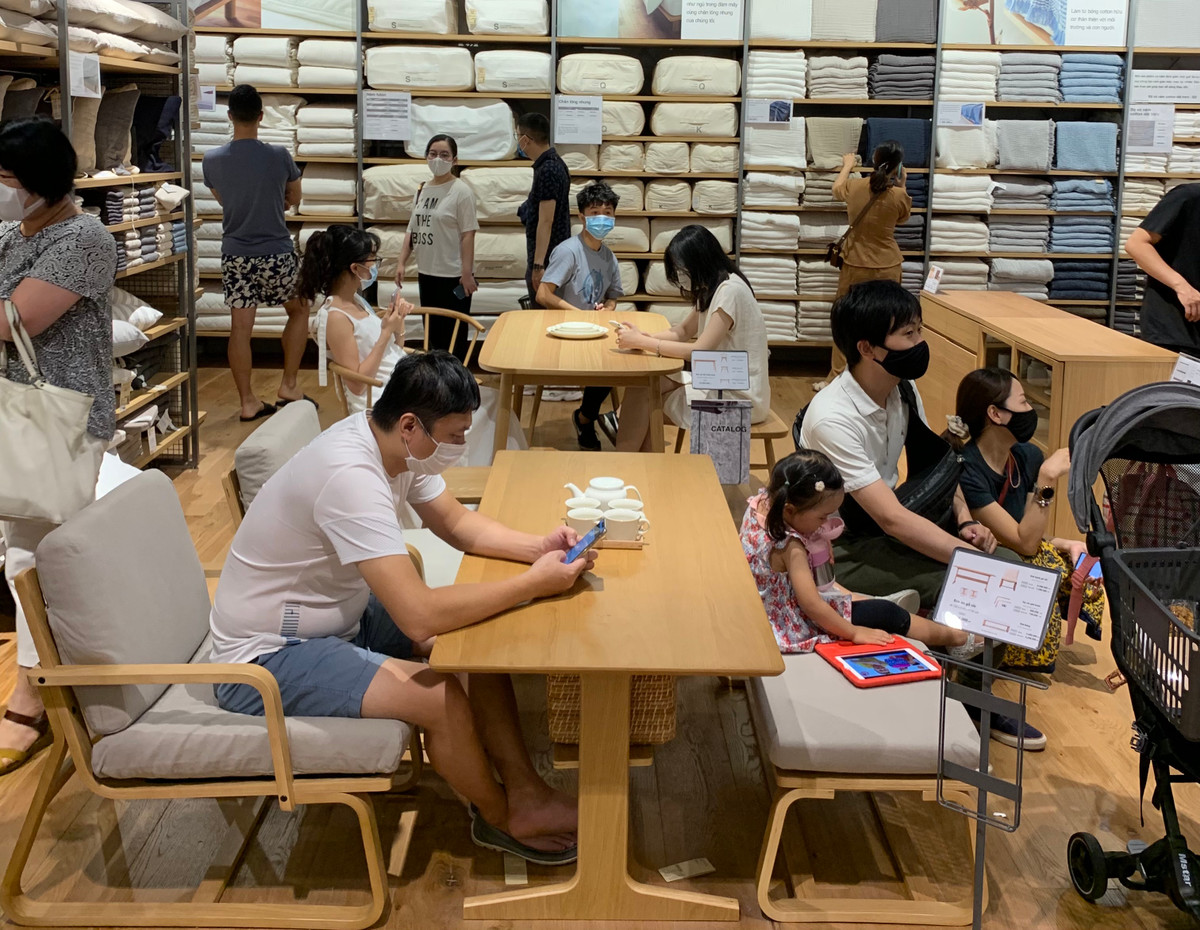 Góc bán đồ nội thất vắng vẻ nhất bởi những món đồ này có giá thành khá cao, khách chỉ đến tham quan và trải nghiệm.