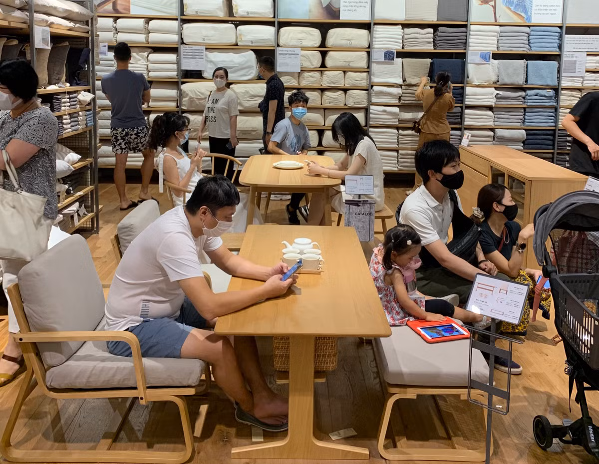 Góc bán đồ nội thất vắng vẻ nhất bởi những món đồ này có giá thành khá cao, khách chỉ đến tham quan và trải nghiệm.