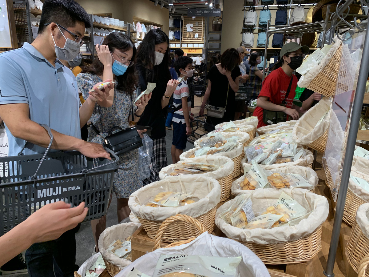 Anh Thái Minh chia sẻ: “Hàng ở MUJI chất lượng tốt mà giá rẻ. Nhưng nhìn số người xếp hàng thanh toán thế kia thì thấy nản quá. Chắc tuần sau quay lại mua đồ”.