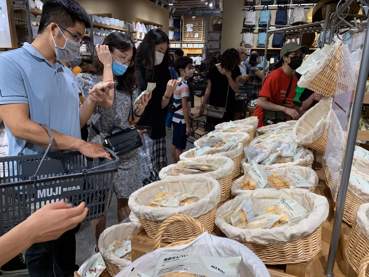 Anh Thái Minh chia sẻ: “Hàng ở MUJI chất lượng tốt mà giá rẻ. Nhưng nhìn số người xếp hàng thanh toán thế kia thì thấy nản quá. Chắc tuần sau quay lại mua đồ”.
