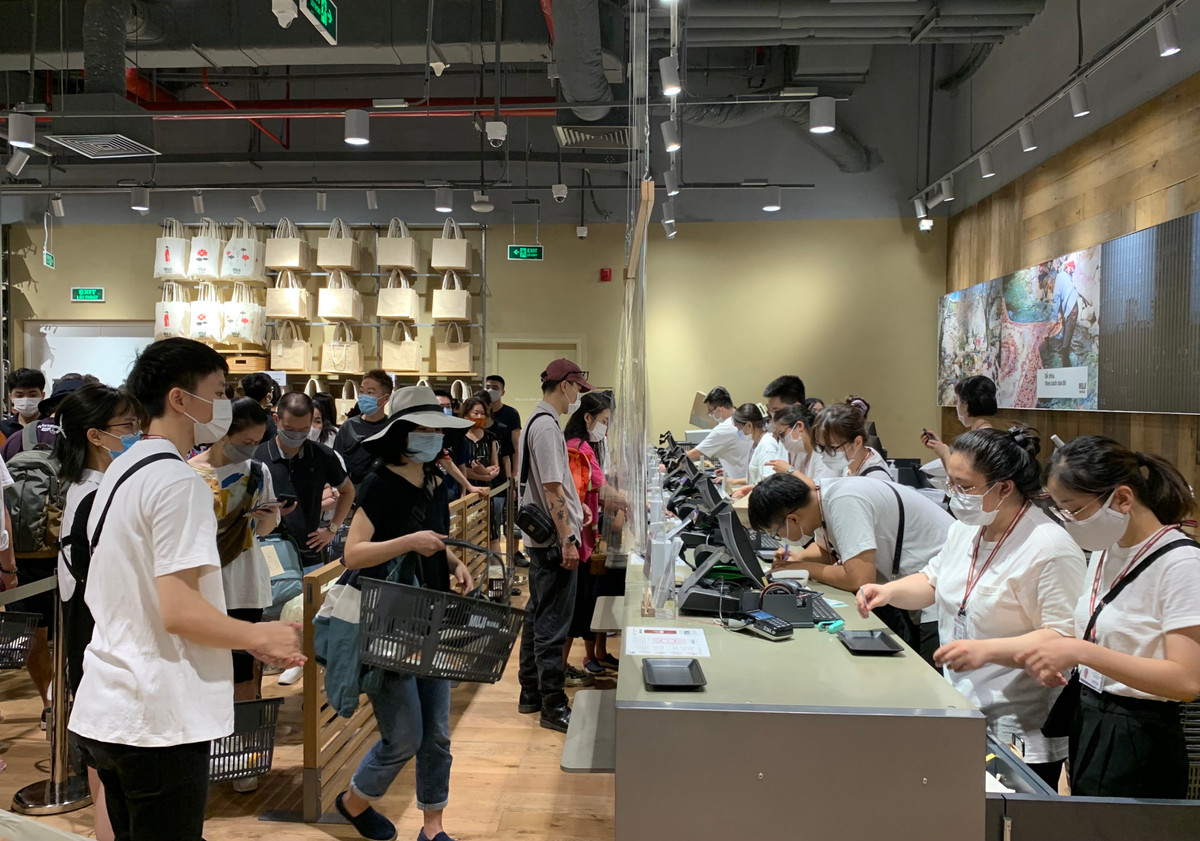 Đây là gian hàng thứ 2 của MUJI tại Việt Nam. Được biết, hãng này đã đặt nhà máy tại Việt Nam để đảm bảo giá thành tại store rẻ hơn hàng xách tay.