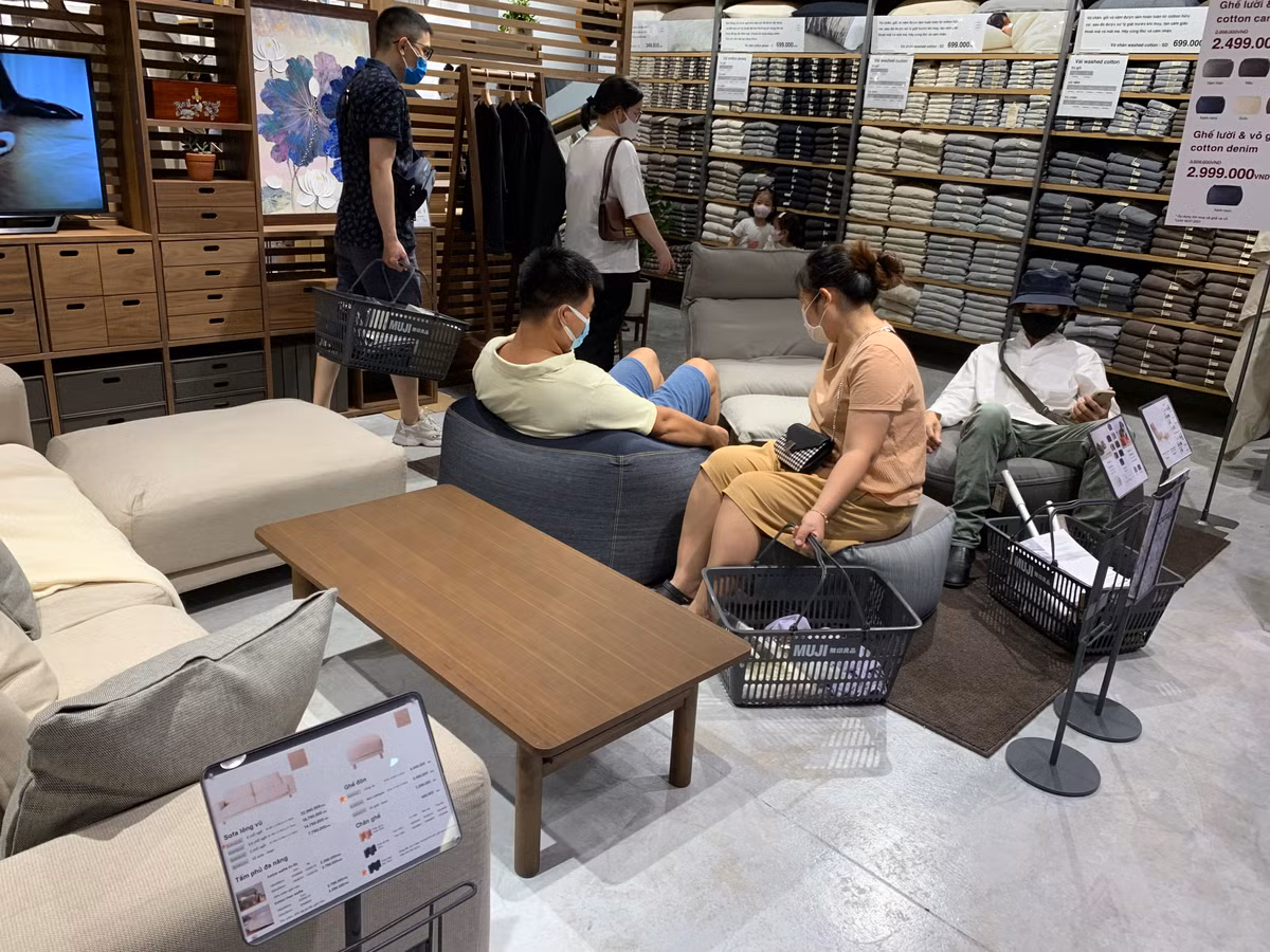 Theo ghi nhận của PV báo Tri thức và Cuộc sống, nhân viên và quản lý của MUJI khá nhiệt tình và thân thiện, khách chờ xếp hàng lâu có thể ra ngồi chờ ở khu hàng mẫu.