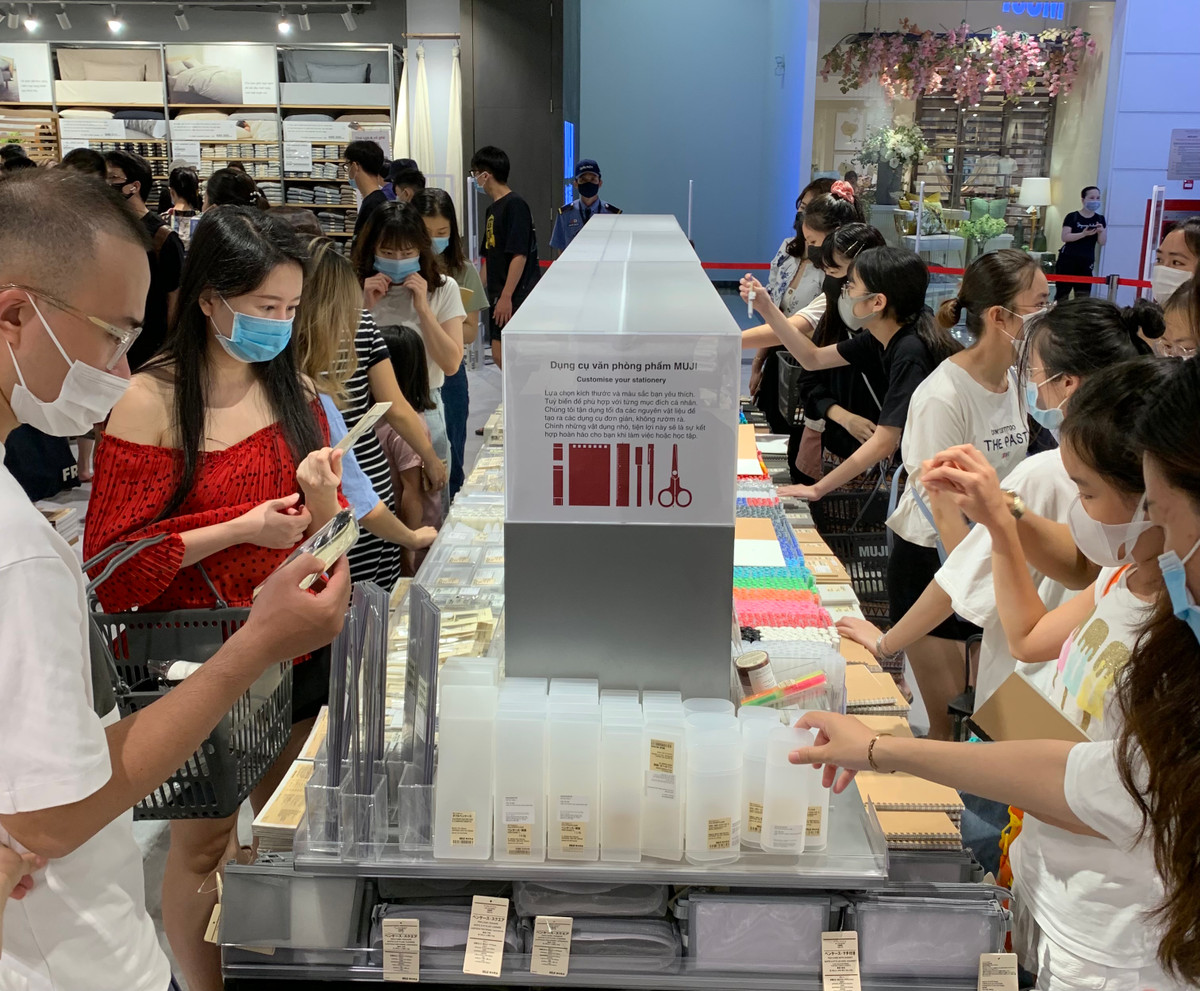 Đại diện MUJI cho biết, để đảm bảo đủ giãn cách nên cửa hàng sẽ cho từng nhóm xếp hàng để vào mua hàng.