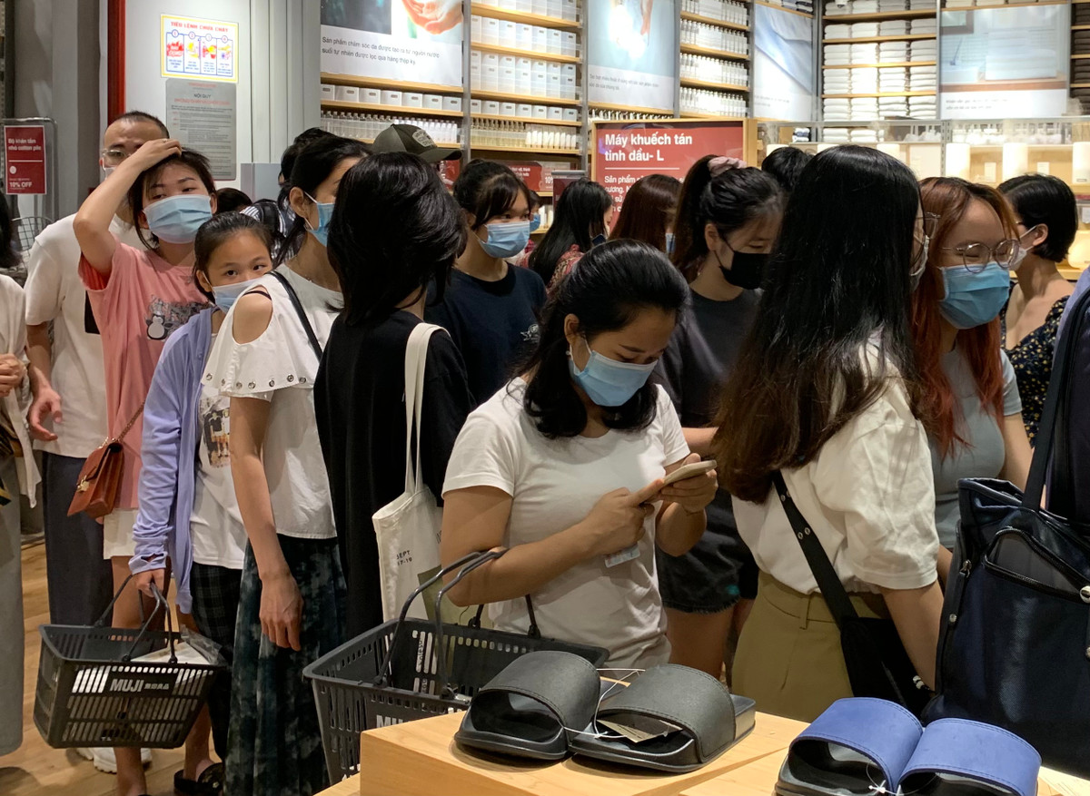 Mở cửa từ 10h sáng theo đúng giờ của Trung tâm thương mại nhưng chỉ ngay sau đó 30 phút các quầy thanh toán đã chật cứng người xếp hàng.