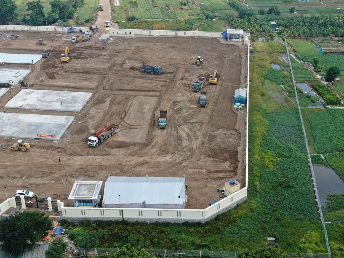 Xung quanh khuôn viên bệnh viện dã chiến có khoảng hành lang an toàn rộng khoảng 20m đã được quây rào.