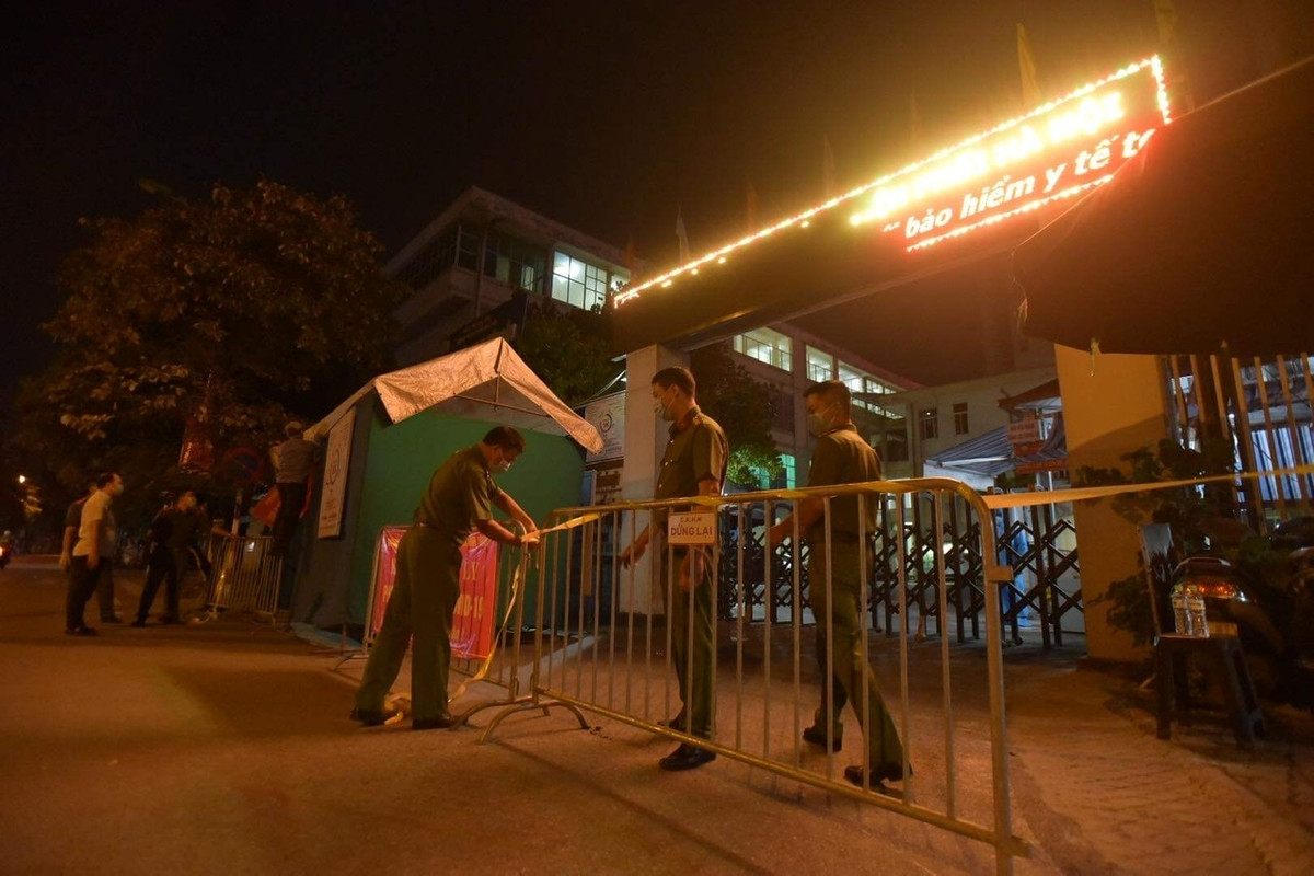 Ông Tuấn cho biết thêm, thời gian phong toả Bệnh viện sẽ đợi cấp có thẩm quyền quyết định. Công an phường tạm thời sẽ lập chốt, không cho người trong nào ra vào.