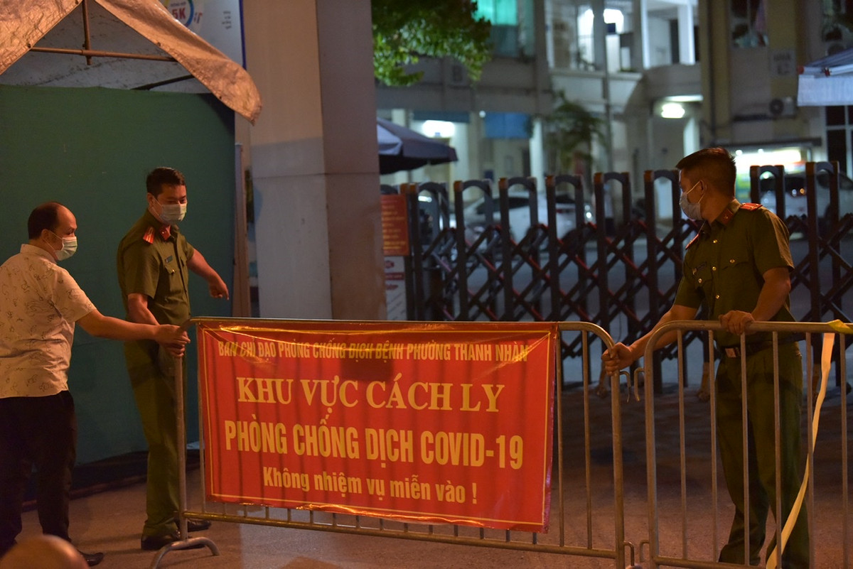 UBND phường Thanh Nhàn đã huy động toàn bộ công an phường ra lập chốt làm nhiệm vụ phong toả toàn bộ Bệnh viện Phổi Hà Nội.