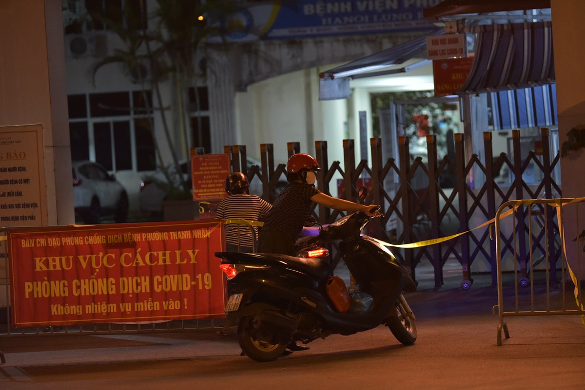 Trước đó, từ sáng 25/7, khi có kết quả ban đầu, Bệnh viện Phổi Hà Nội đã thông báo dừng tiếp nhận bệnh nhân đồng thời yêu cầu toàn bộ người trong Bệnh viện không di chuyển khỏi vị trí.