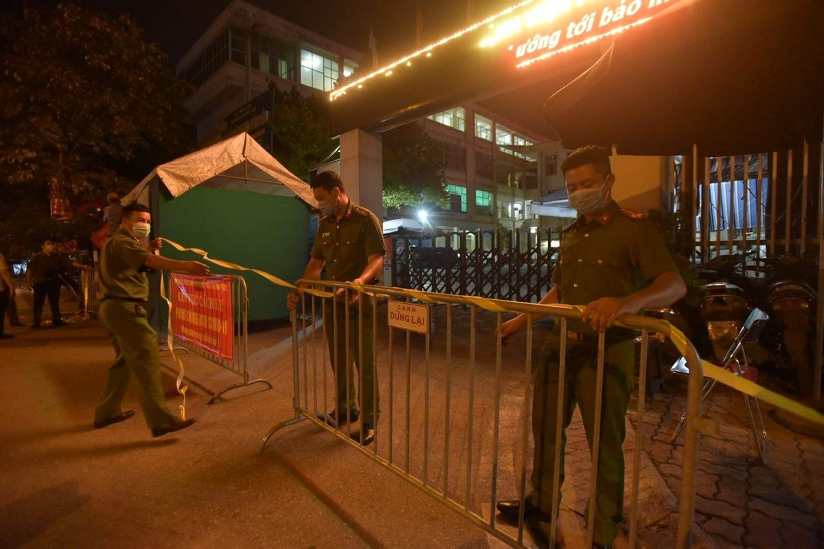 Công an phường Thanh Nhàn phong toả Bệnh viện Phổi Hà Nội ngay trong đêm.