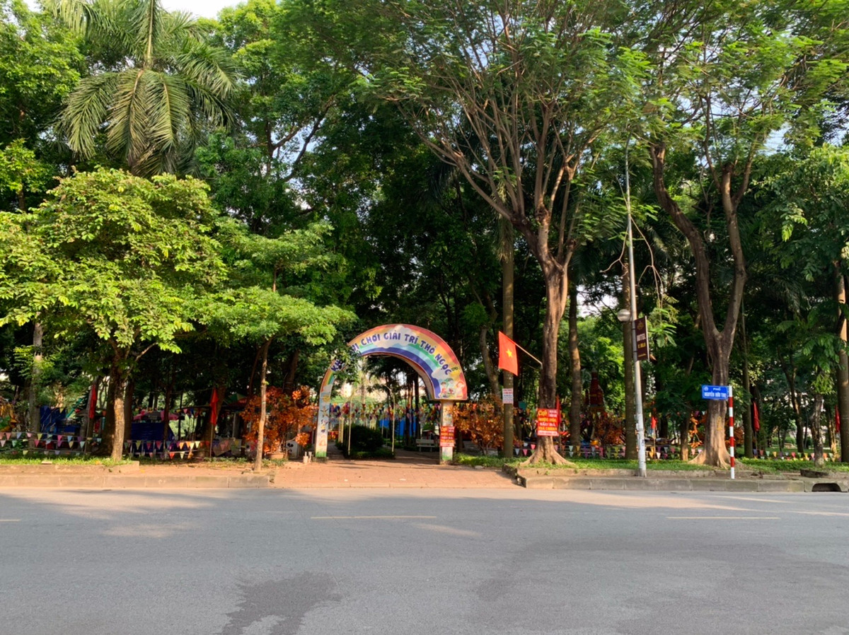 Khu vực vui chơi cho trẻ em phía đầu công viên gần như nằm bỏ không.