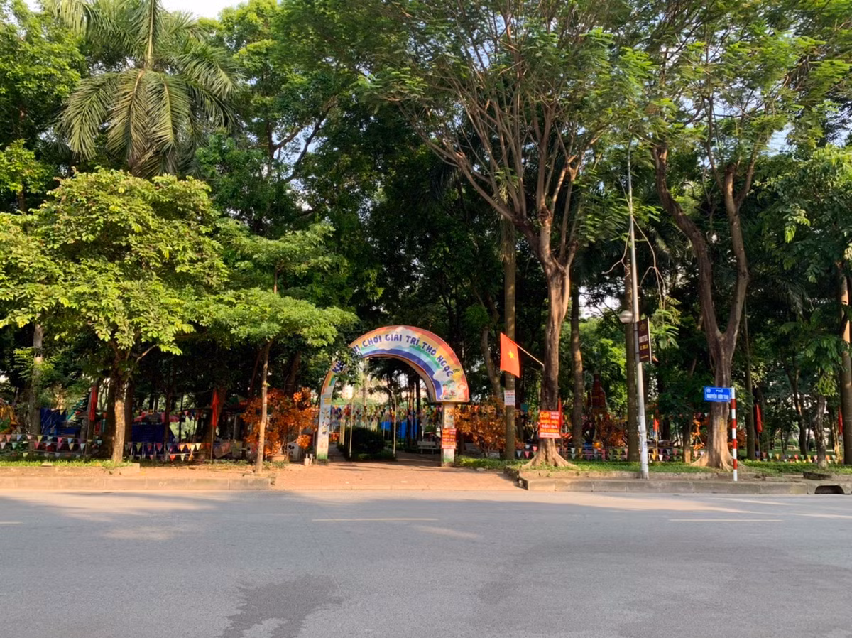 Khu vực vui chơi cho trẻ em phía đầu công viên gần như nằm bỏ không.