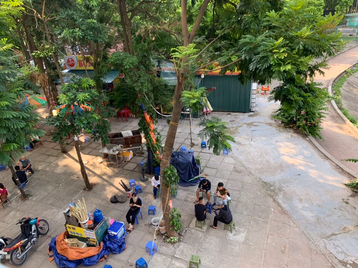 Chị Trần Lương - trú tại HH1C Linh Đàm cho biết, ngày thường khu vực công viên có nhiều hàng ăn nhậu rất ồn ào, người dân muốn đi tập thể dục chỉ còn đường ven hồ để đi.