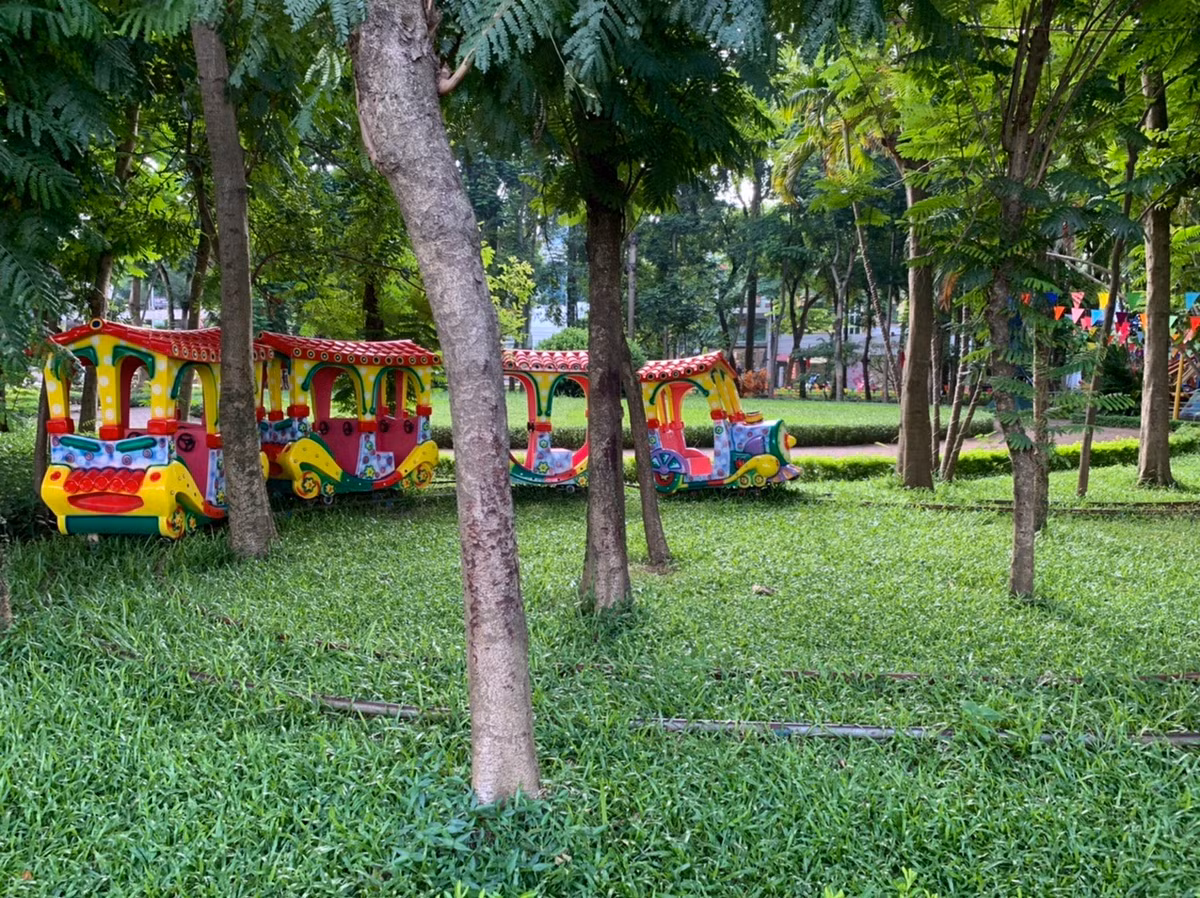 Đồ chơi trẻ em bên trong khu vui chơi bỏ hoang, thiết bị hư hỏng.