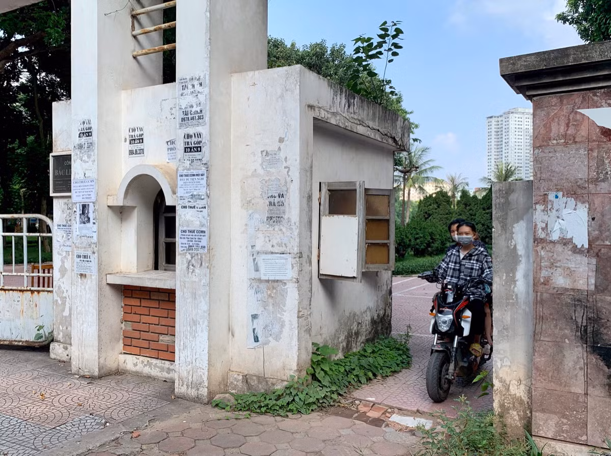 Do không có bảo vệ nên phương tiện cá nhân như xe máy, xe đạp tự do đi lại bên trong công viên.