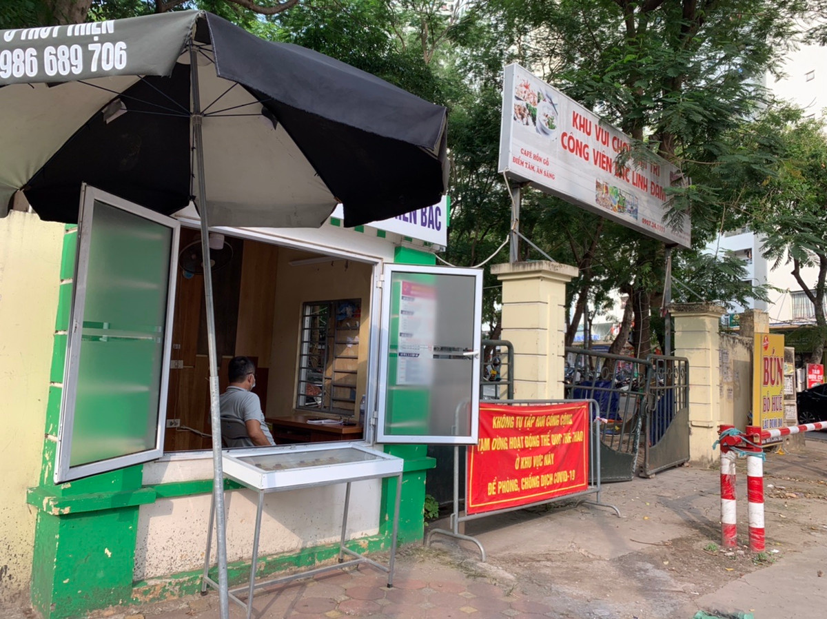Quầy bán vé khu vui chơi của Công viên Bắc Linh Đàm biến thành quầy bán vé số.