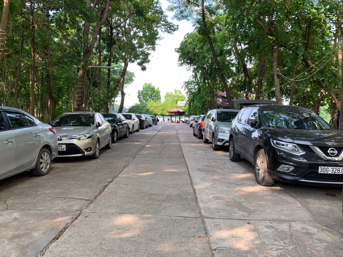 Lối vào công viên trở thành điểm trông giữ xe ô tô ngày đêm.