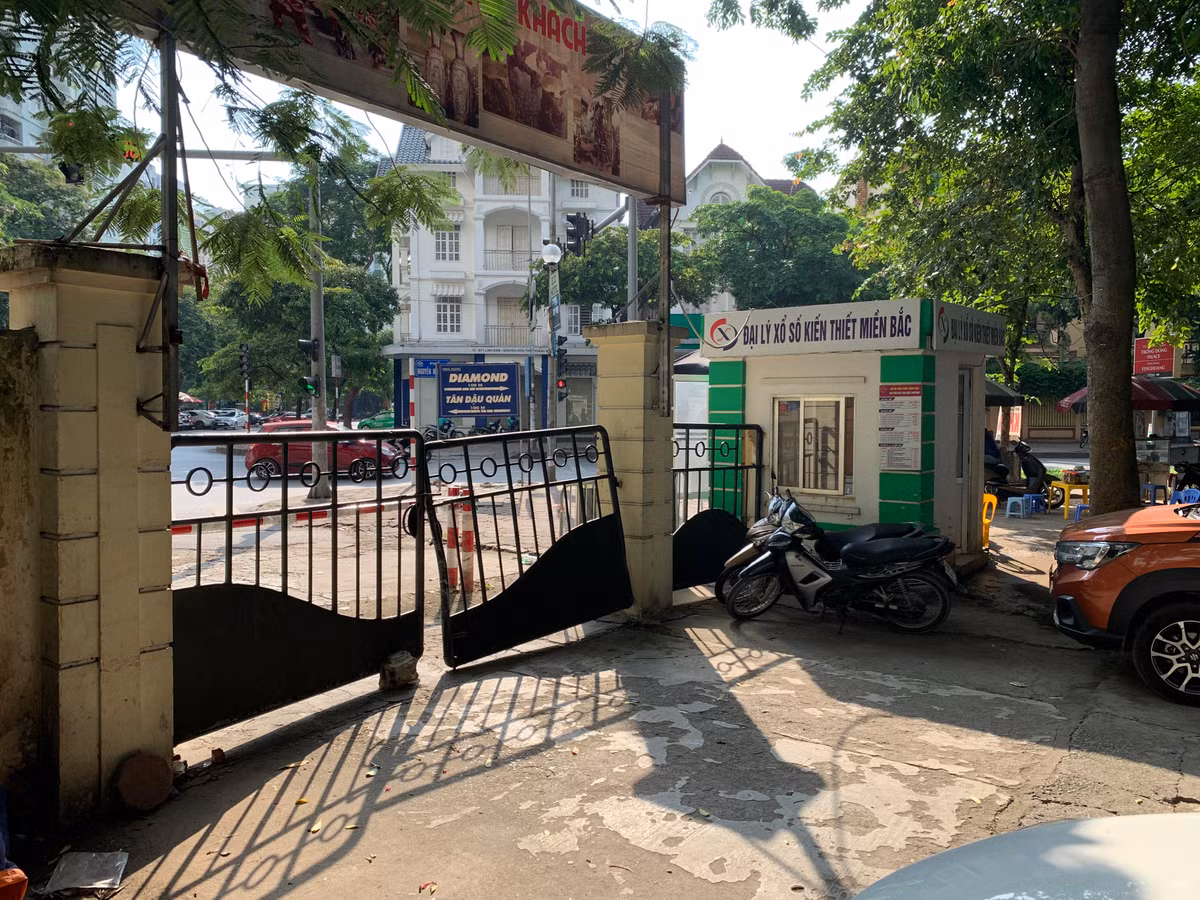  Công viên Bắc Linh Đàm được Tổng công ty Đầu tư phát triển nhà và đô thị xây dựng và đưa vào sử dụng từ năm 2000. Sau một thời gian, công viên được bàn giao về Sở Xây dựng quản lý.