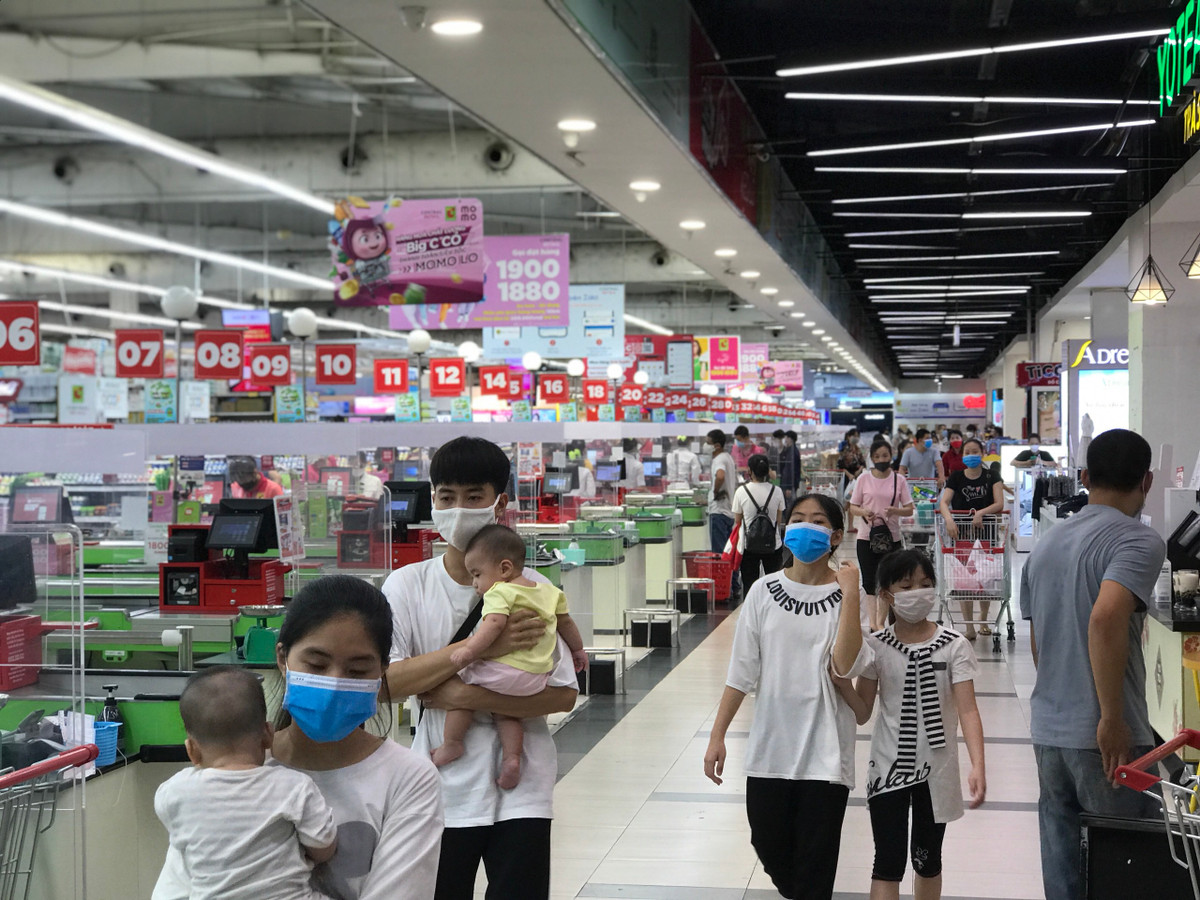 Cùng thời điểm chiều 4/7, TTTM BigC Thăng Long cũng rất đông người đến mua sắm, tránh nóng.