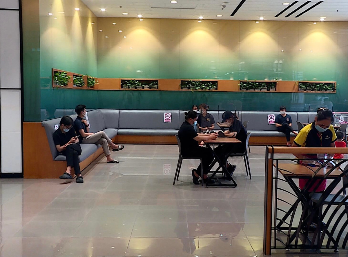 Phó Chủ tịch UBND TP Hà Nội Chử Xuân Dũng đã yêu cầu Ban Quản lý các TTTM chỉ cho phép khai thác 50% công suất chỗ ngồi cũng như lượng gửi xe tại bãi.