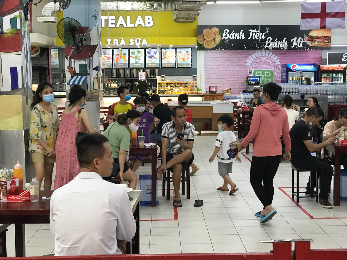 Khu vực ăn uống mặc dù đảm bảo giãn cách nhưng vẫn không tránh khỏi việc tập trung đông người và không có tấm ngăn cách.