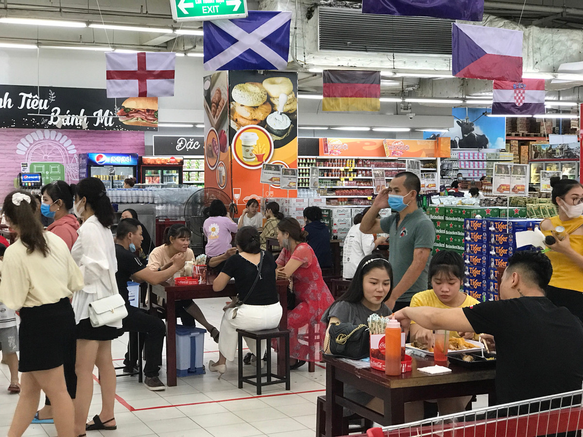 Trước đó, UBND TP Hà Nội đã có công văn chỉ đạo xử lý nghiêm các nơi lơ là trong công tác phòng chống dịch, không thực hiện giãn cách, mở hàng quá giờ quy định…