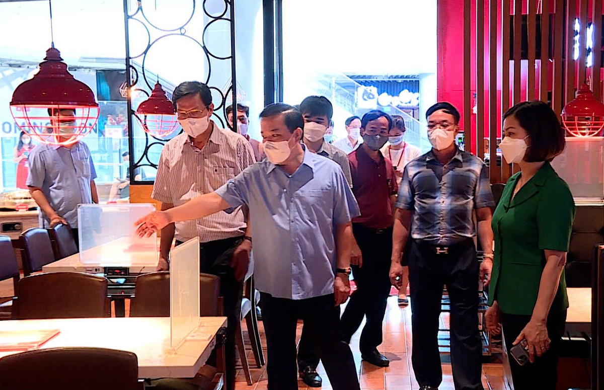 Đoàn công tác của UBND TP Hà Nội kiểm tra, nhắc nhở các nhà hàng trong hệ thống TTTM Aeon Mall vào chiều ngày 4/7.