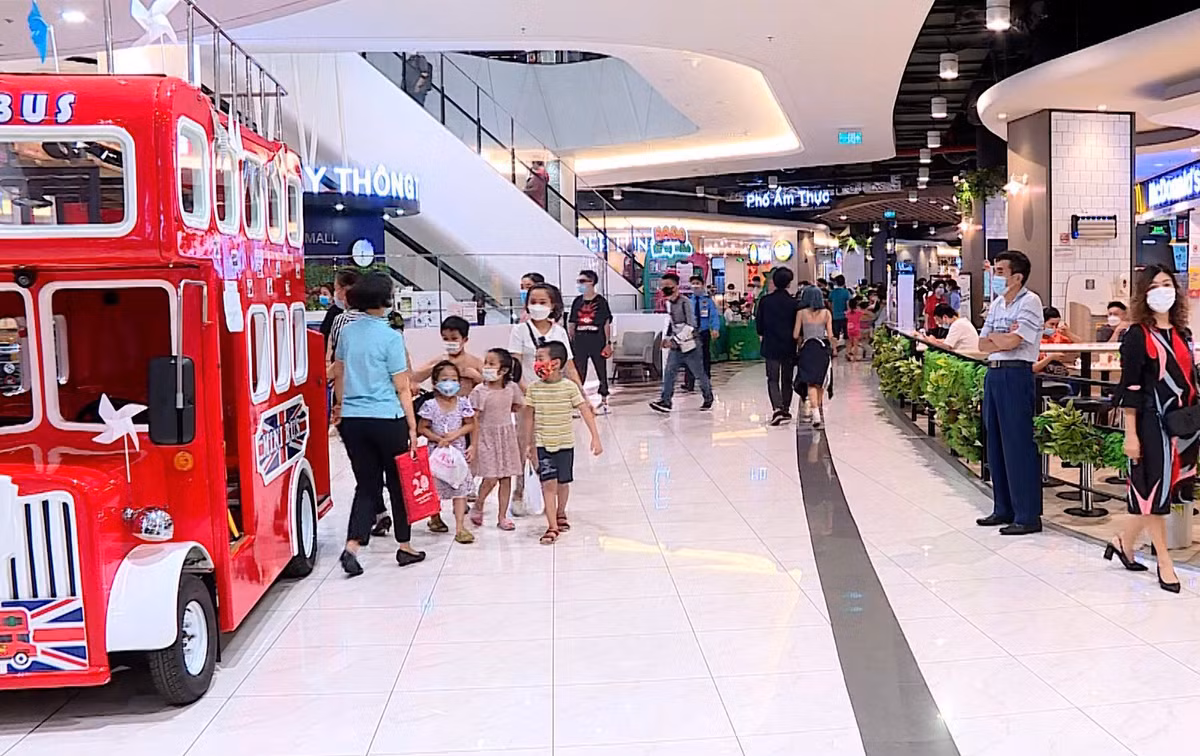 Các TTTM có khu ăn uống, vui chơi trẻ em thường kín chỗ do nhiều gia đình và trẻ nhỏ đến chơi.