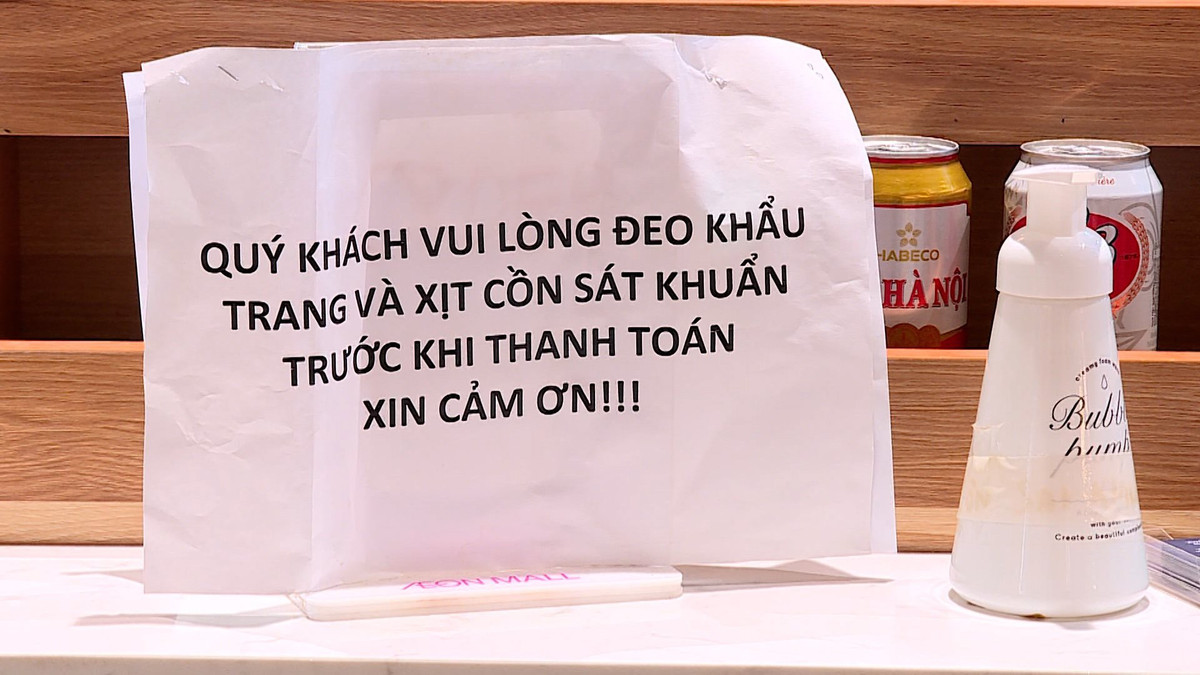 Trong buổi kiểm tra, đoàn công tác đặc biệt chú ý việc đo thân nhiệt, khử khuẩn, thực hiện giãn cách tại các quầy hàng phục vụ của hệ thống TTTM Aeon Mall.