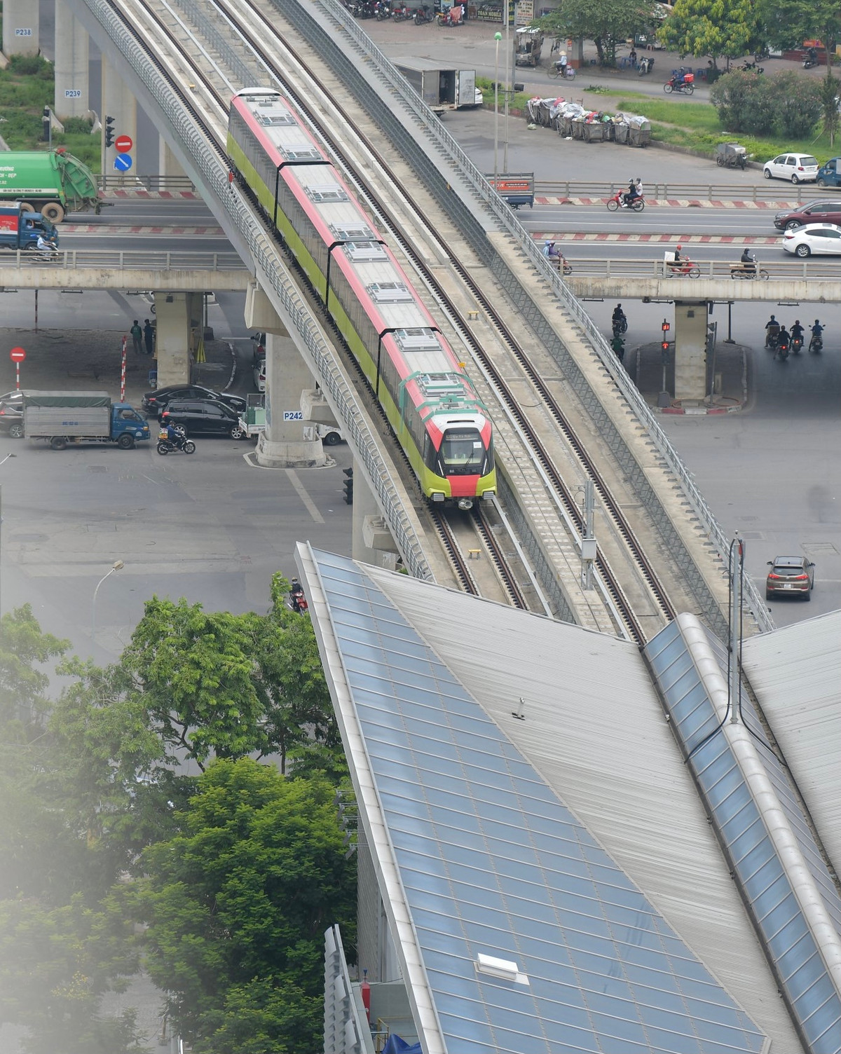 Trước đó, điện sức sức kéo đã được cấp đến ga S8, phòng thiết bị tại các nhà ga cũng được cấp nguồn để phục vụ công tác thử nghiệm.