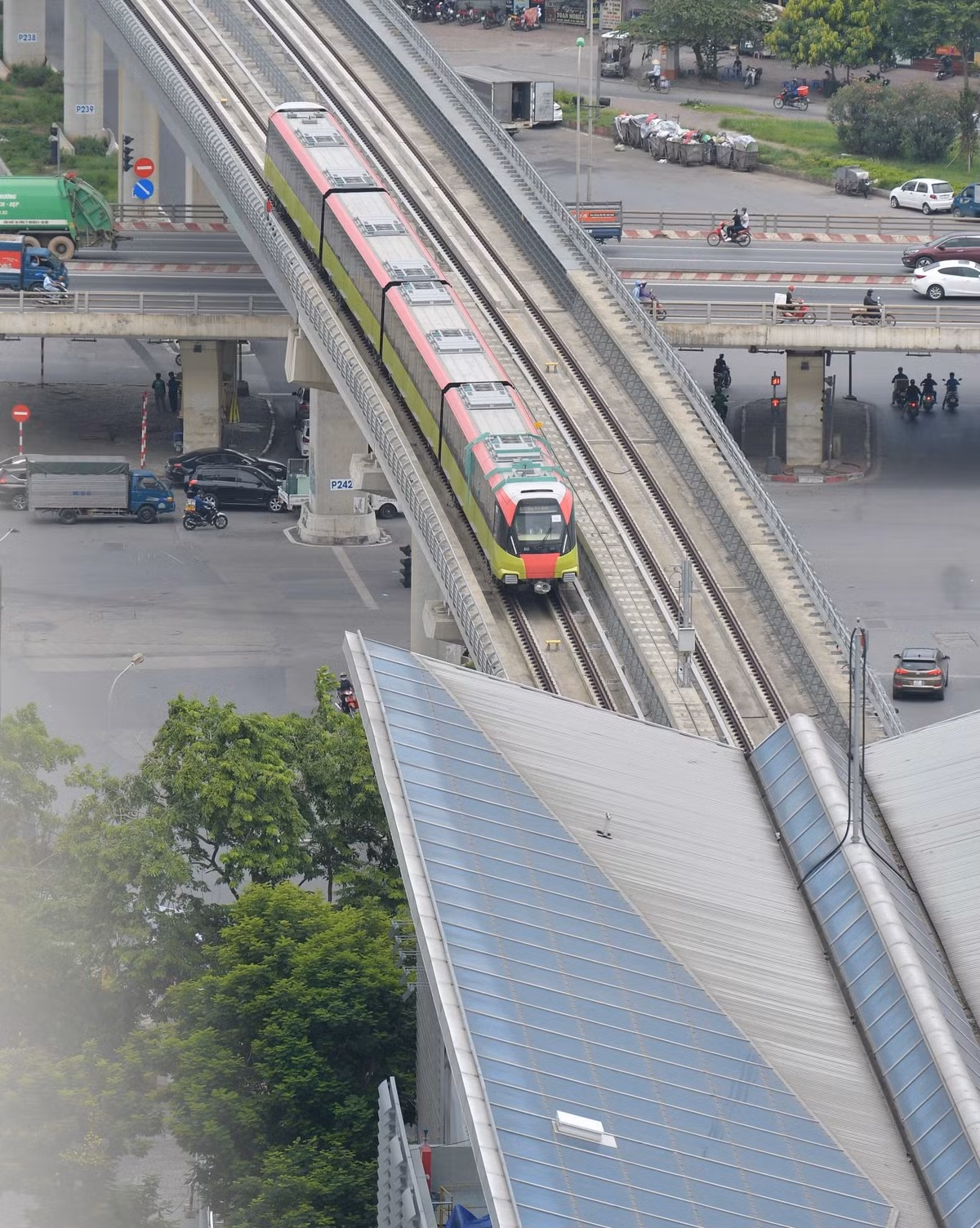 Trước đó, điện sức sức kéo đã được cấp đến ga S8, phòng thiết bị tại các nhà ga cũng được cấp nguồn để phục vụ công tác thử nghiệm.